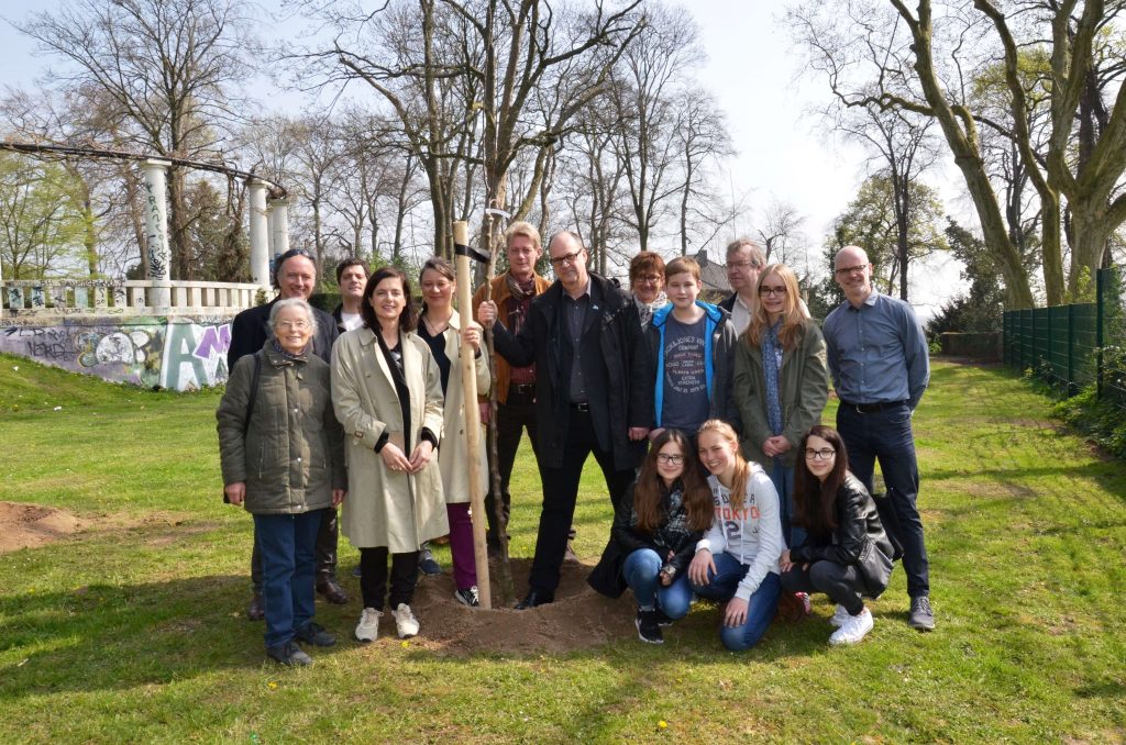 Susanne Titz, Antje Majewski and teachers, school children, activists and other people involved in the apple project in Mönchengladbach, 2015